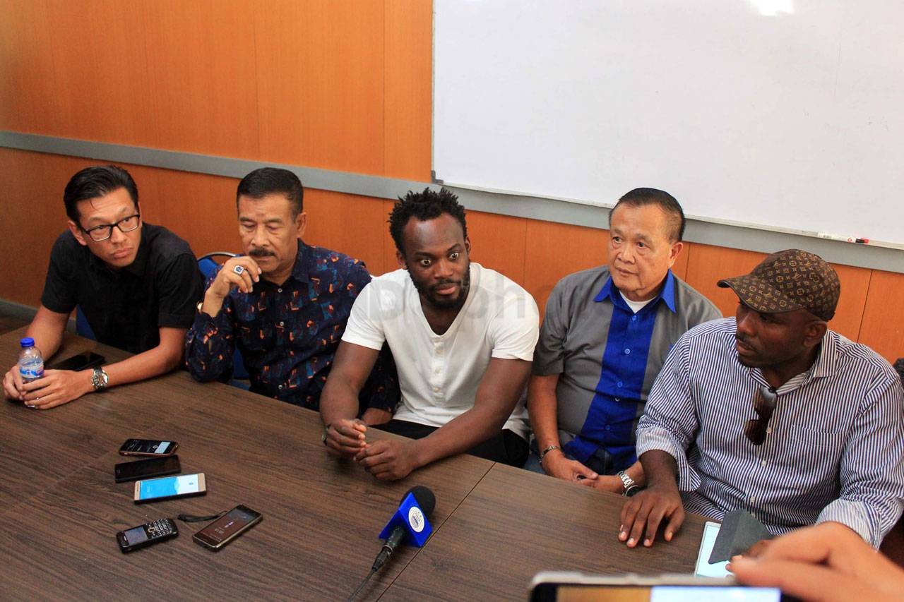 Michael Essien Resmi...