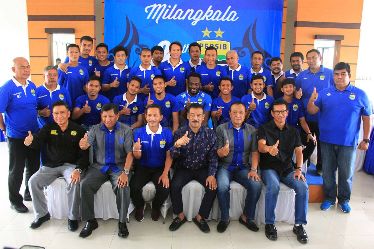 Michael Essien Resmi...