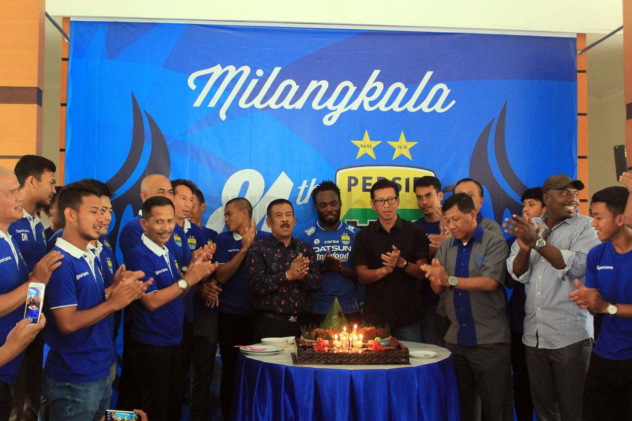 Michael Essien Resmi...
