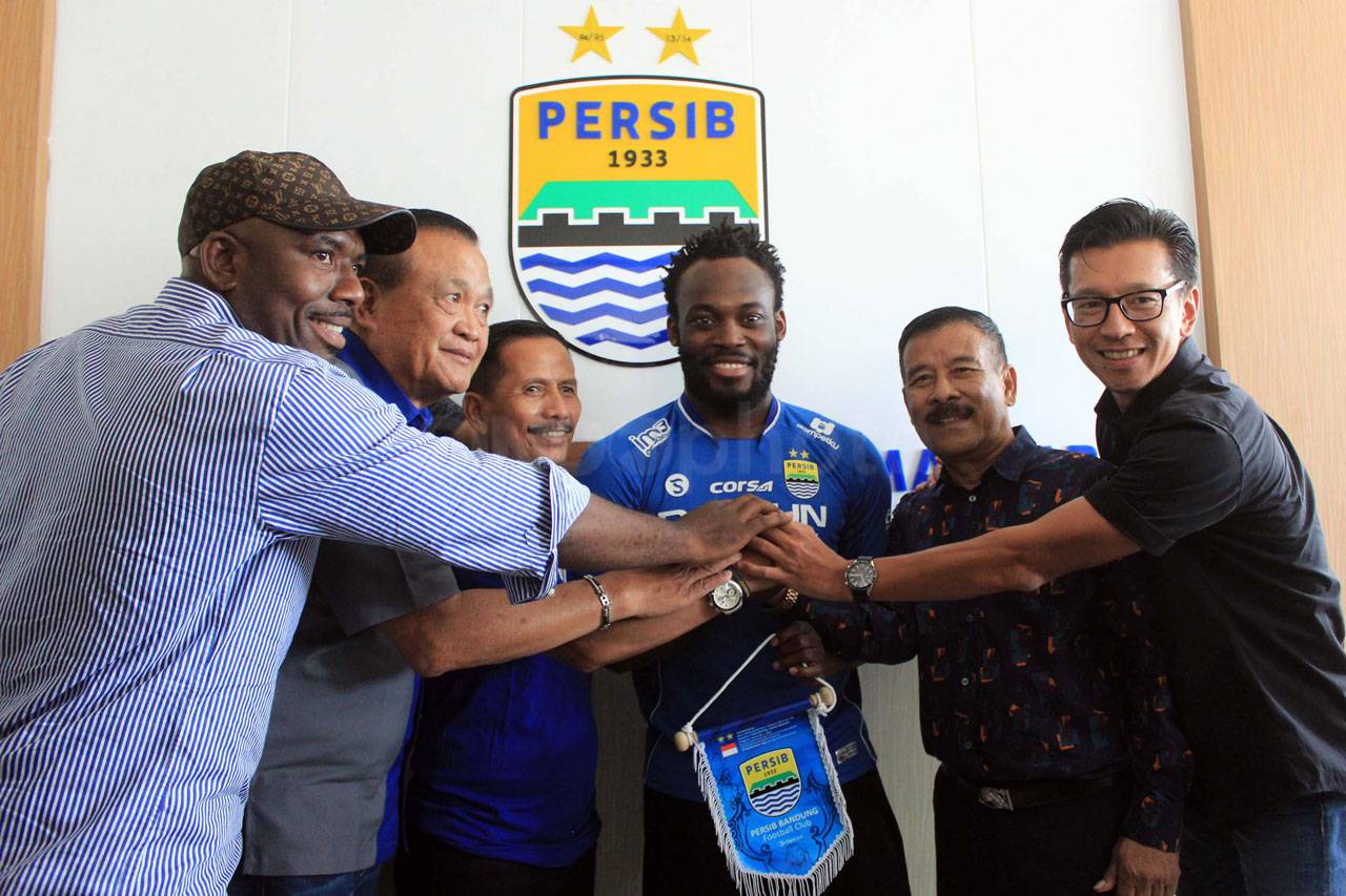 Michael Essien Resmi...