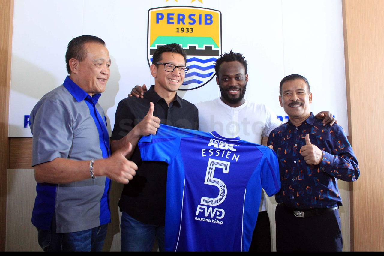 Michael Essien Resmi...