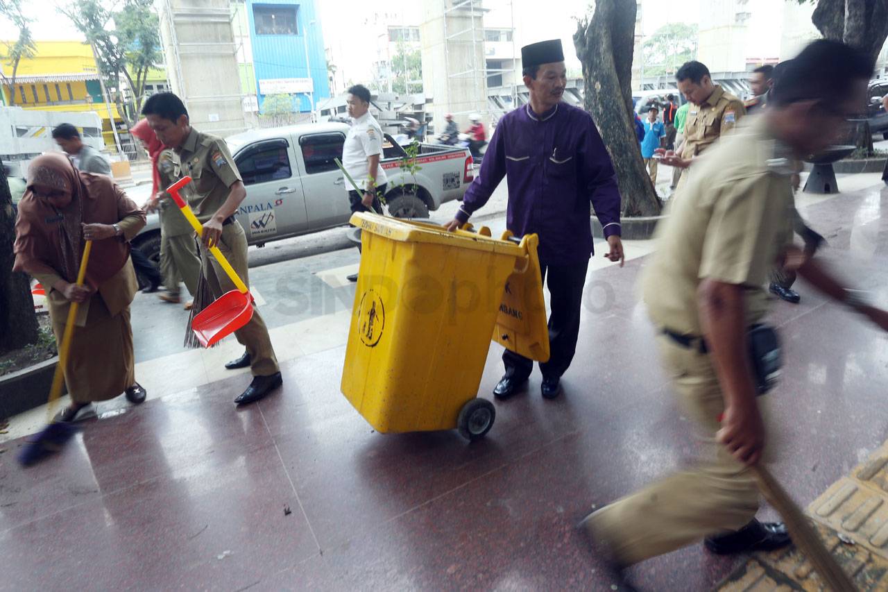 30 Staf dan Pejabat...