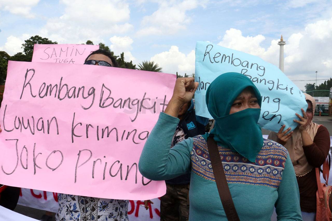 Warga Rembang Gelar...