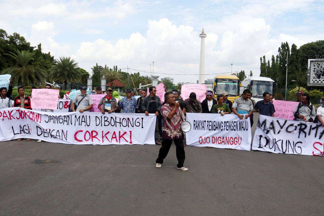 Warga Rembang Gelar...