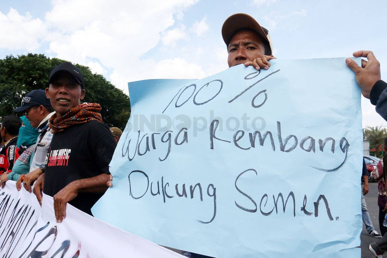 Warga Rembang Gelar...