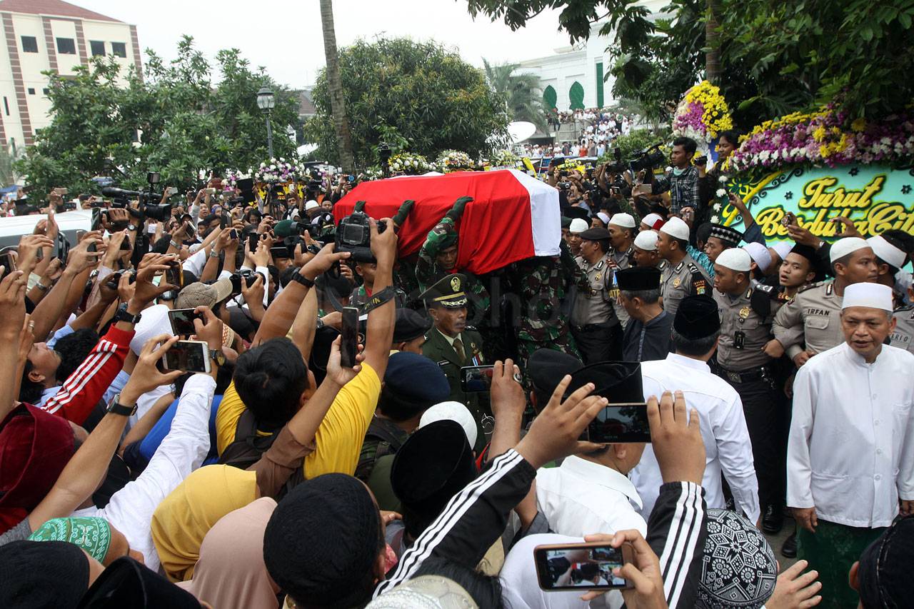 Ribuan Pelayat Hadiri...