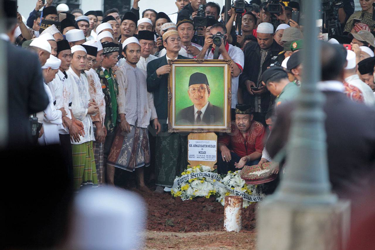 Ribuan Pelayat Hadiri...