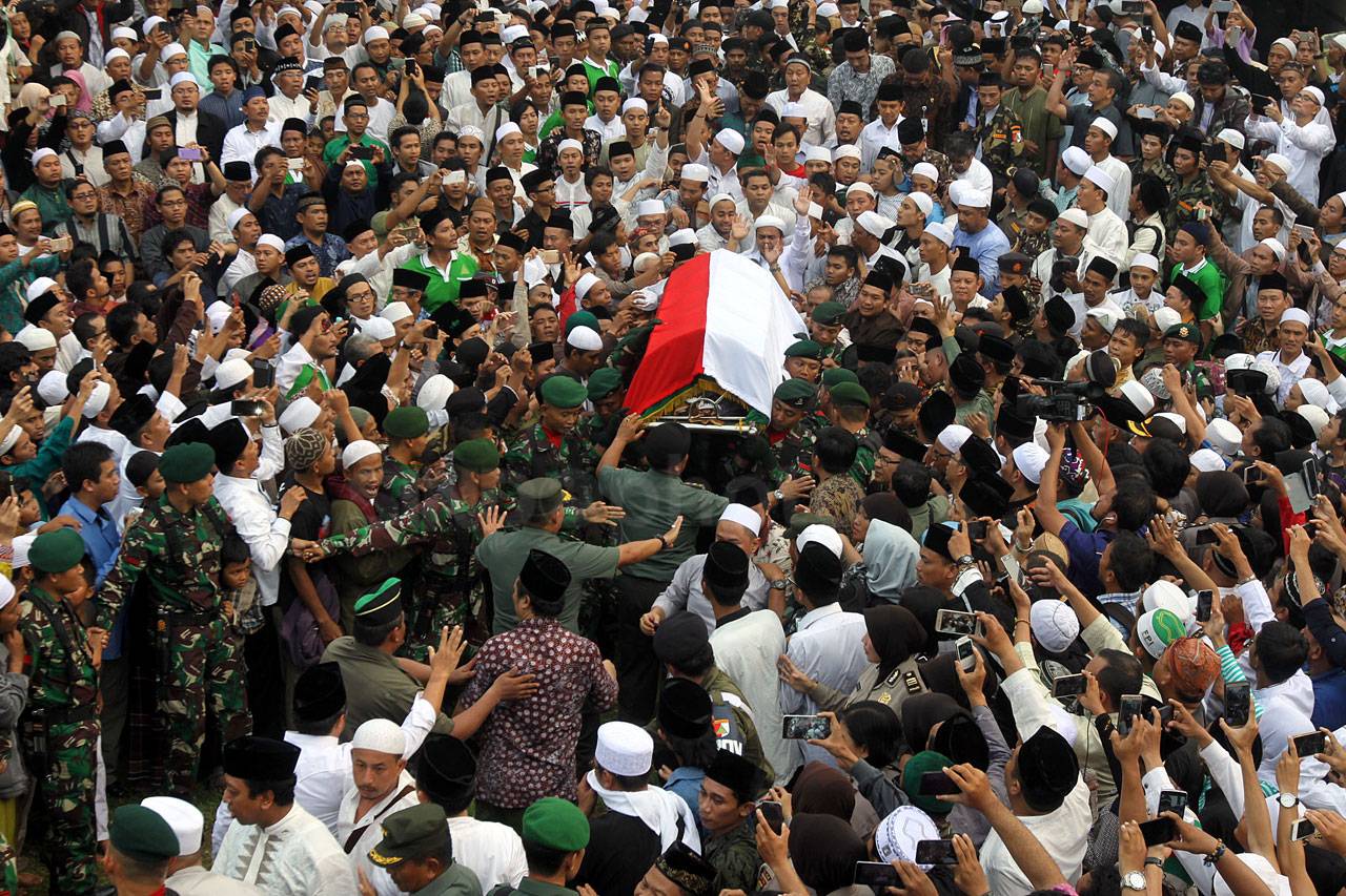 Ribuan Pelayat Hadiri...