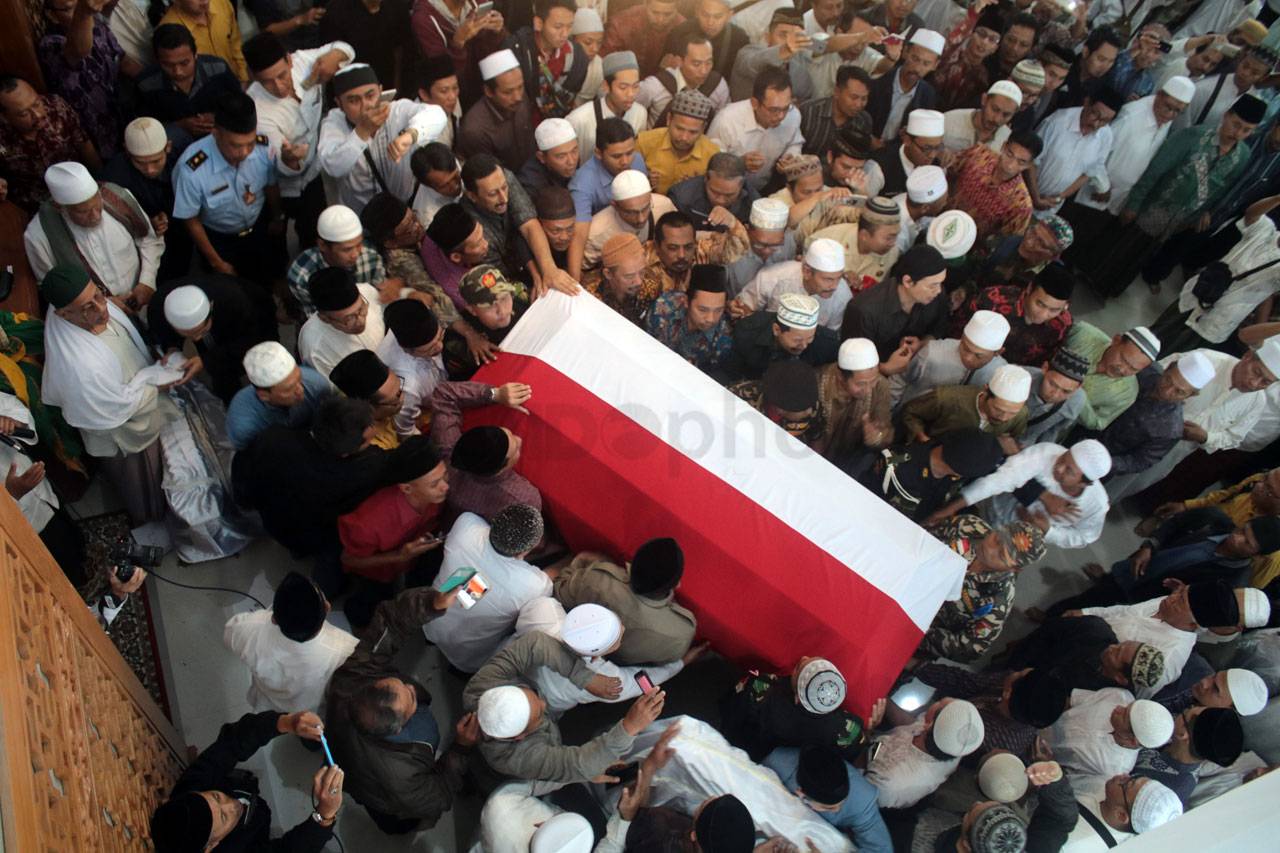 Ribuan Pelayat Antarkan...