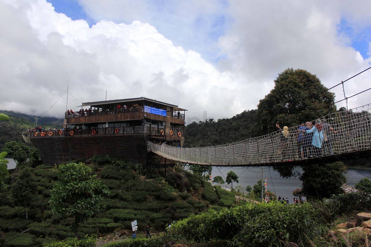 Resto Pinisi di Wisata...
