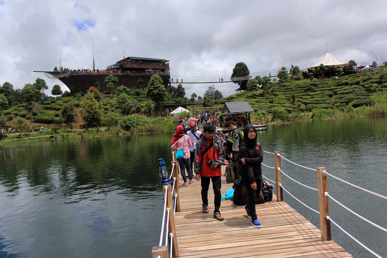 Resto Pinisi di Wisata...
