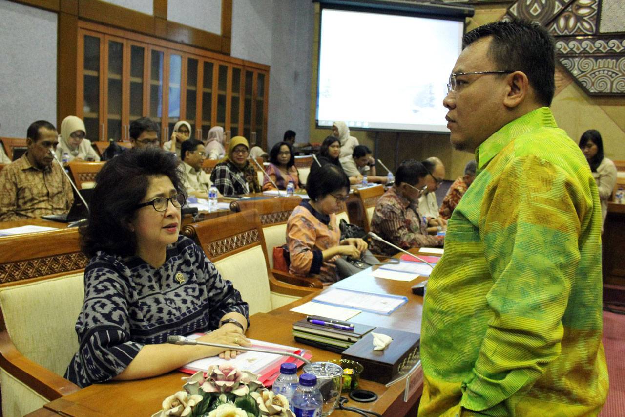 Bahas Bidan PTT, Komisi...