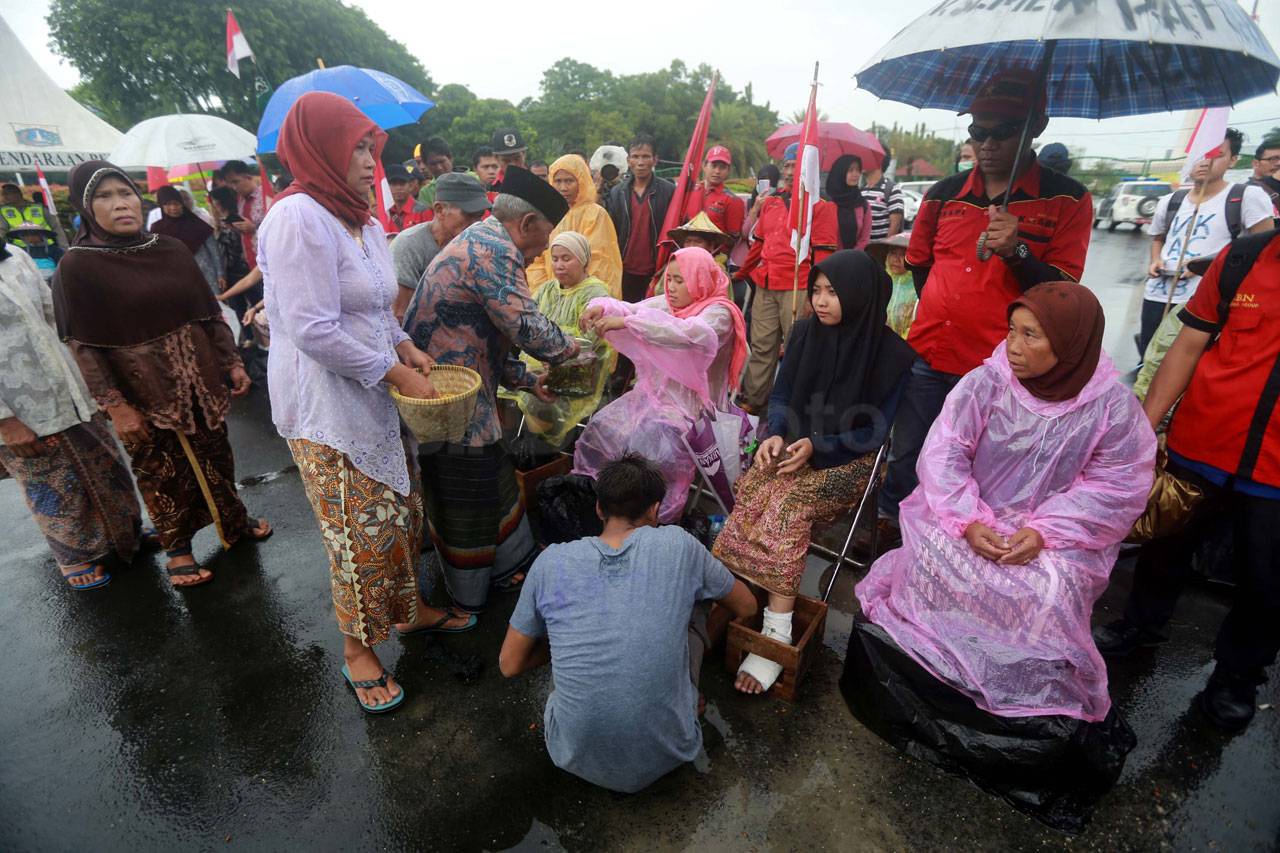 Warga Pro dan Kontra...