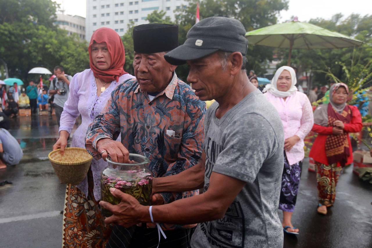 Warga Pro dan Kontra...