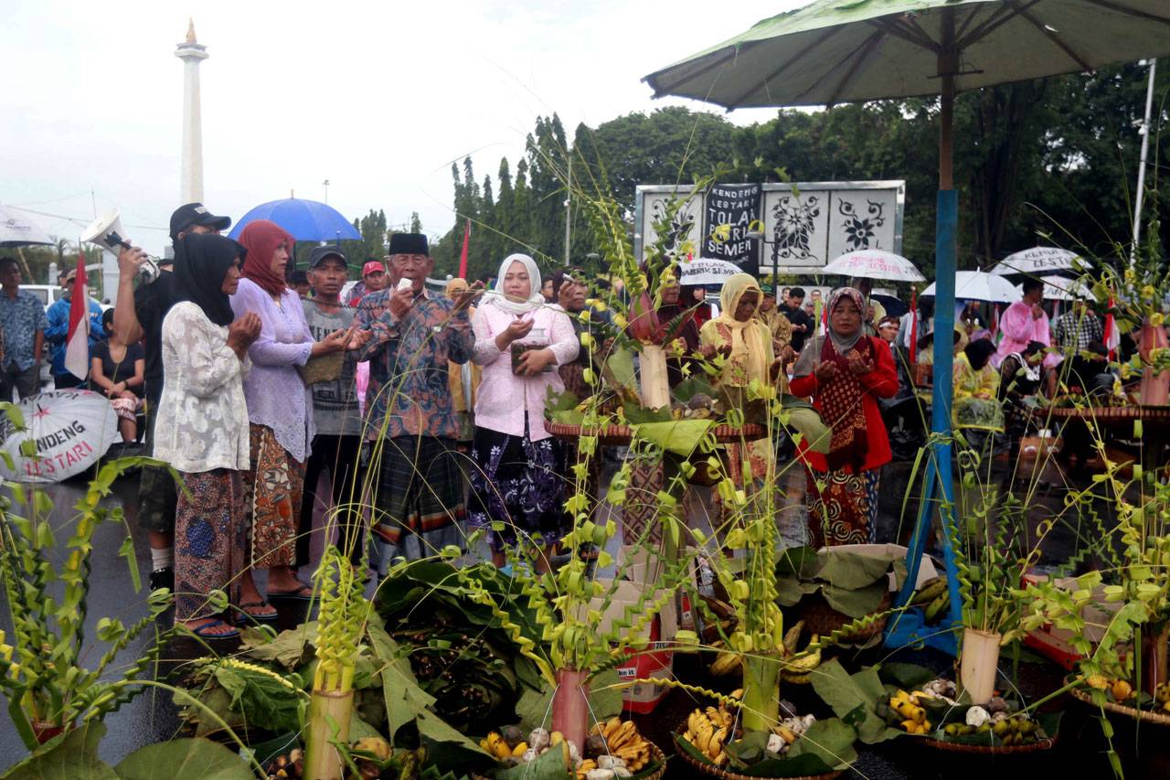 Warga Pro dan Kontra...