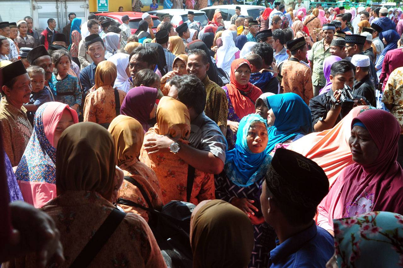 Berangkatkan 1.046 Jamaah...