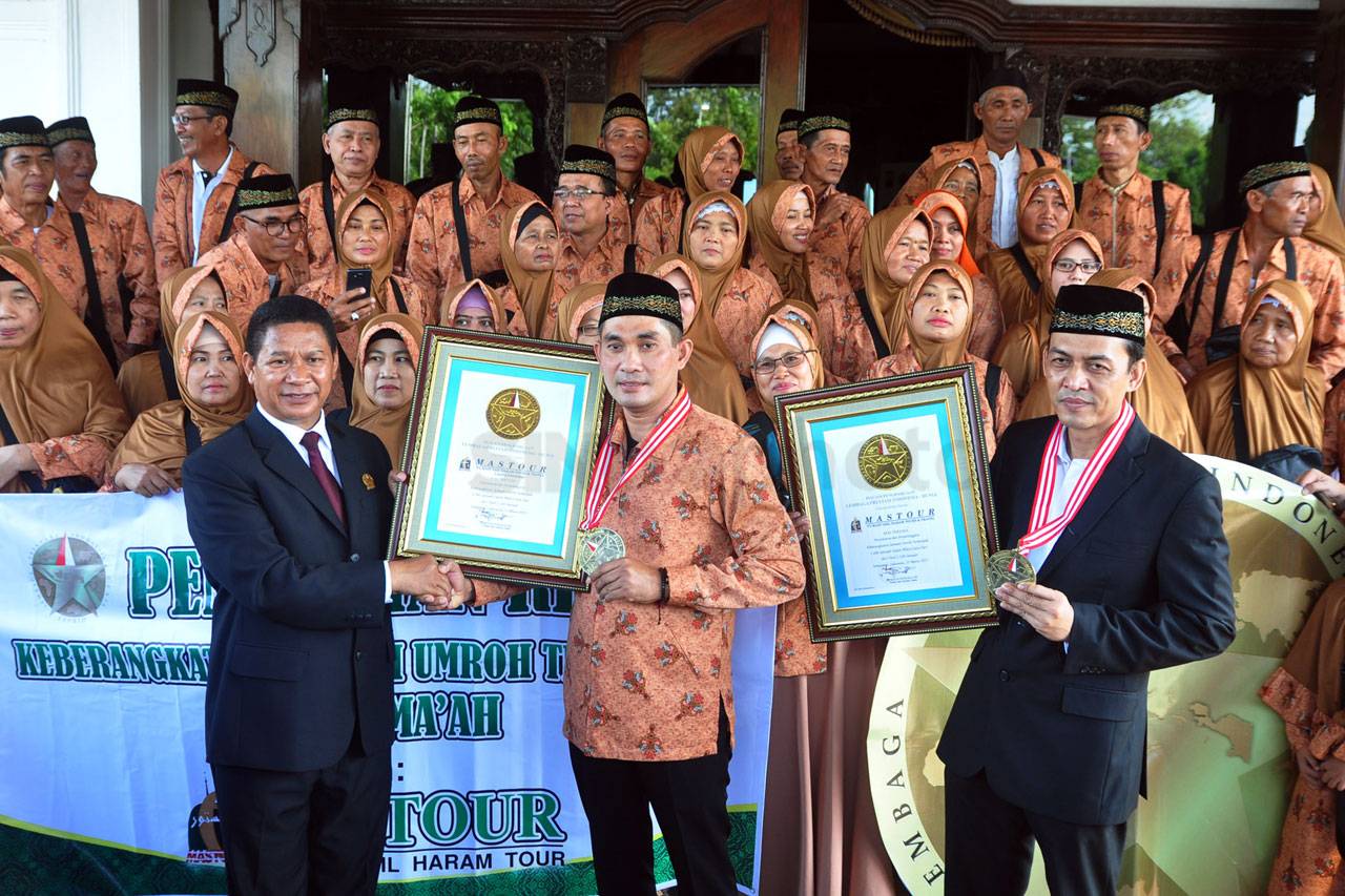 Berangkatkan 1.046 Jamaah...
