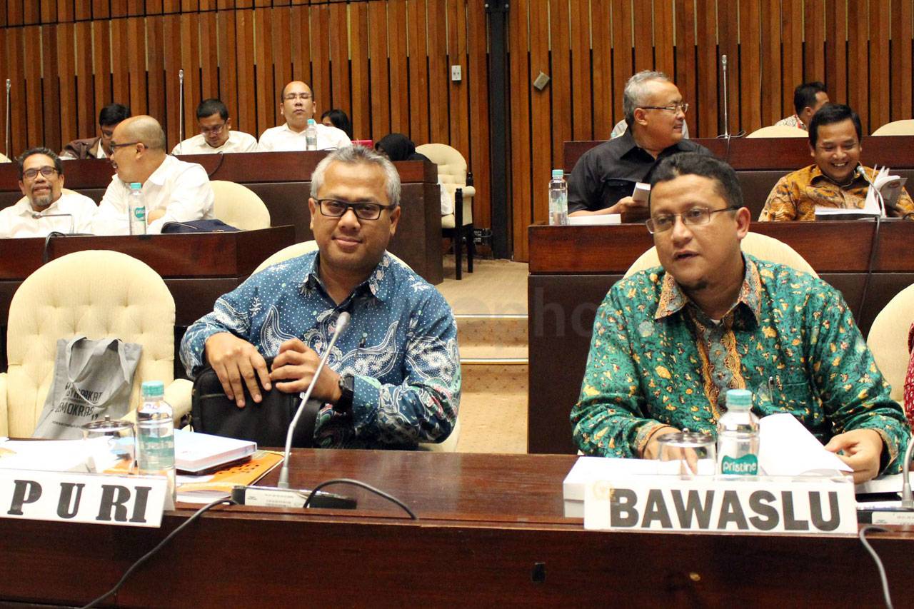 Komisi II Raker dengan...