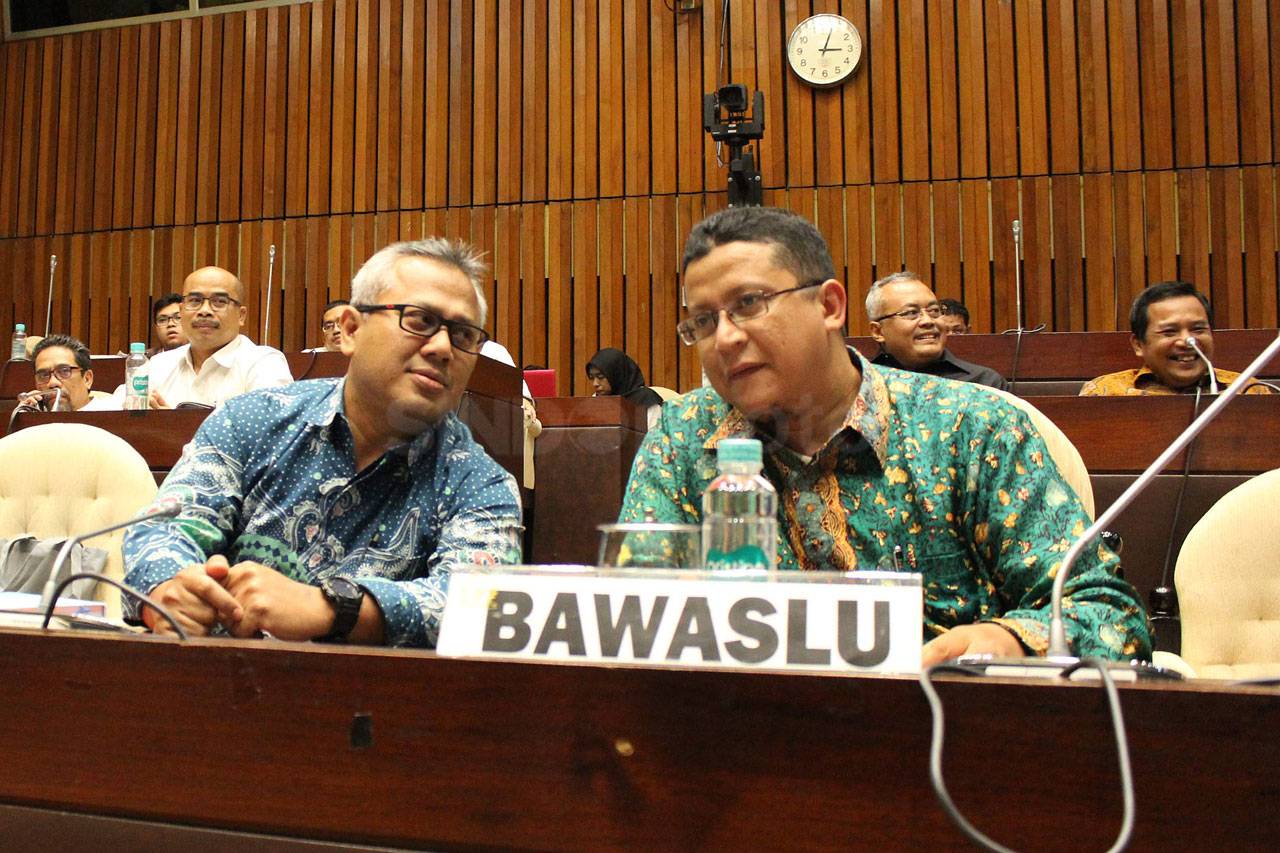 Komisi II Raker dengan...
