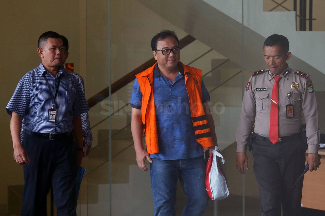 Kasus Suap Hakim MK,...