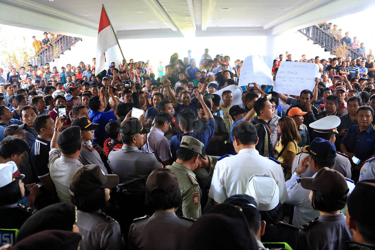 Ratusan Sopir Angkot...