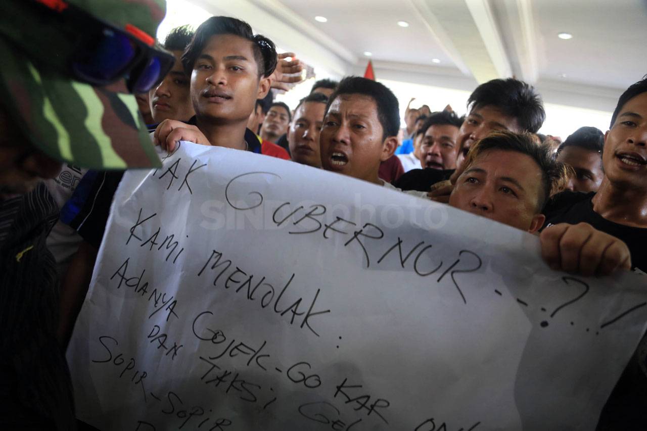 Ratusan Sopir Angkot...
