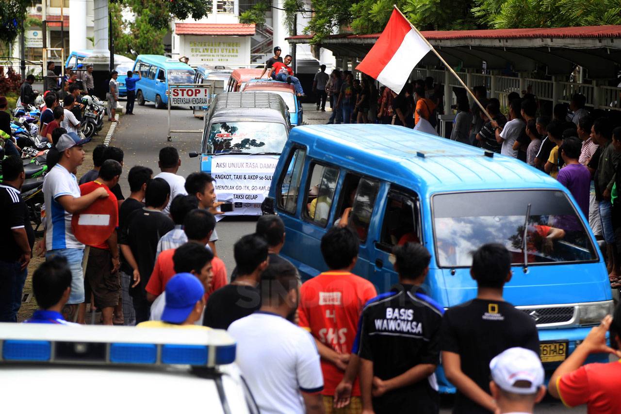 Ratusan Sopir Angkot...