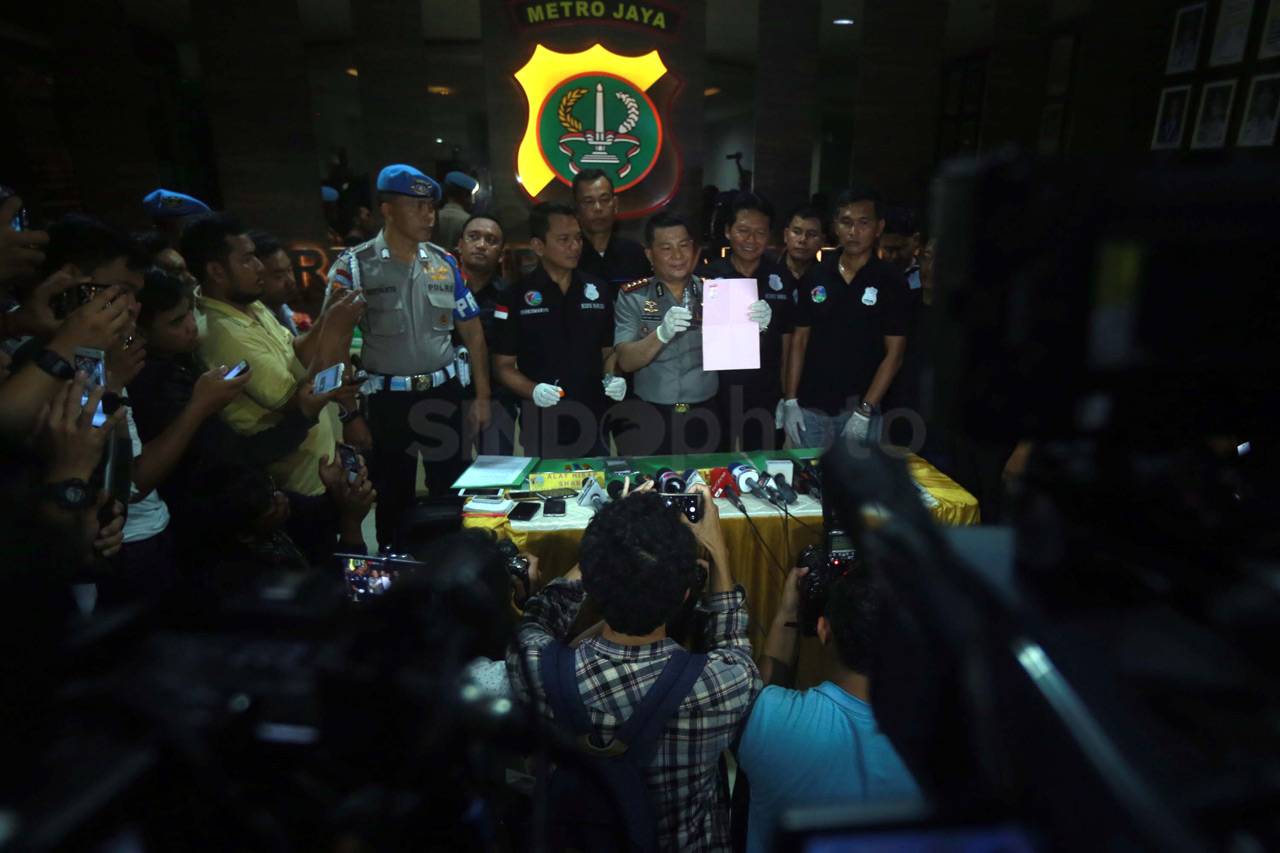 Polisi Tunjukkan Barbuk...