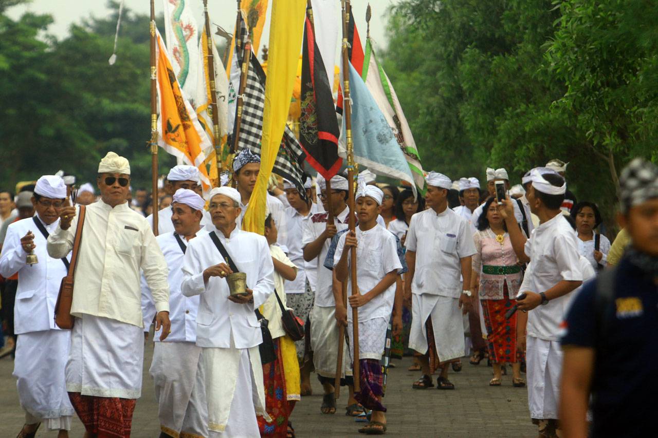 Ribuan Umat Hindu Ikuti...