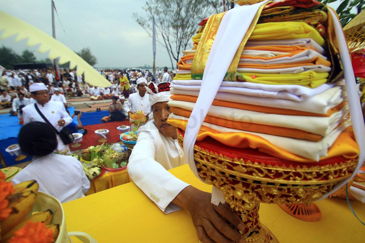 Ribuan Umat Hindu Ikuti...
