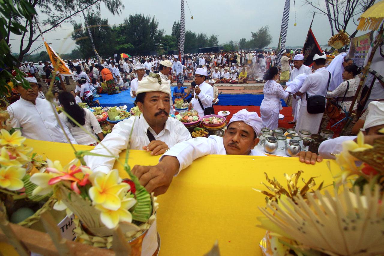 Ribuan Umat Hindu Ikuti...
