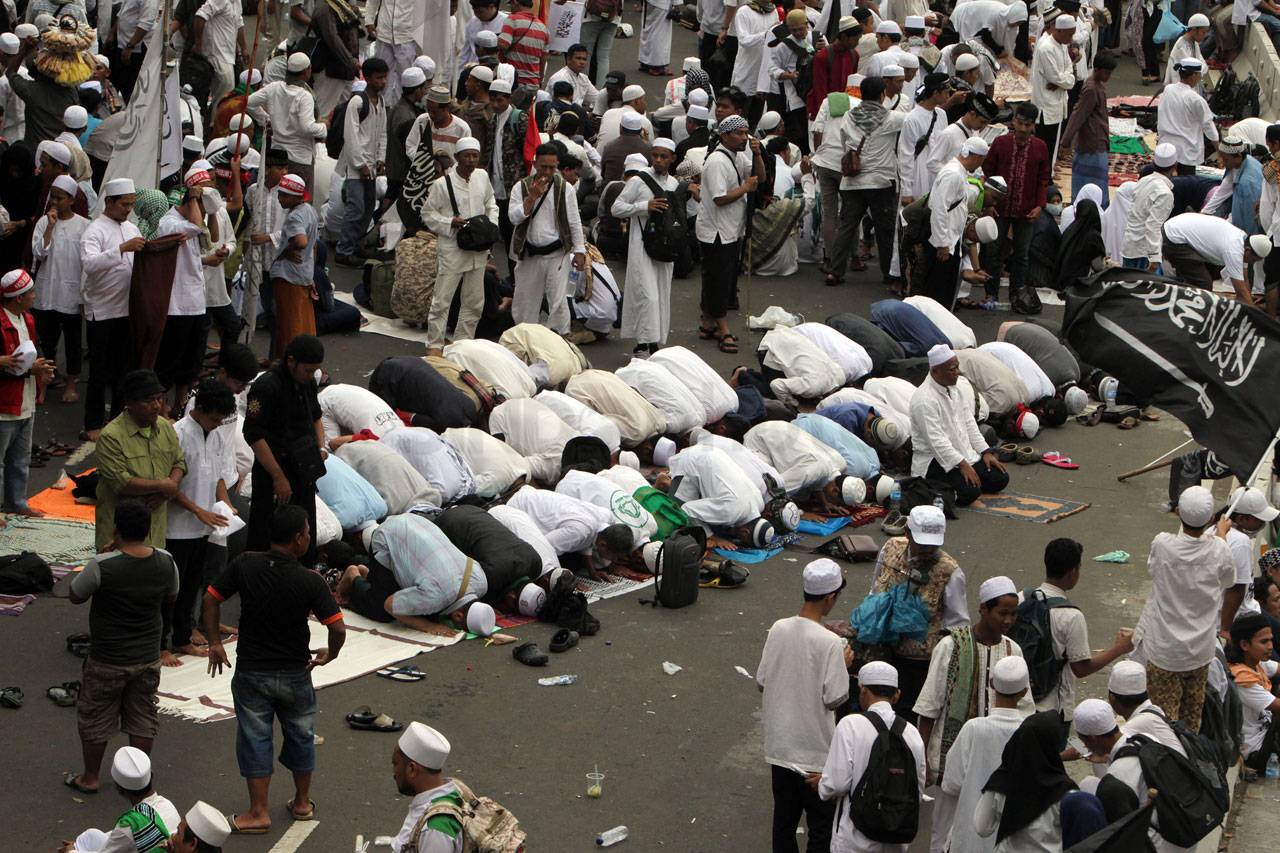 Puluhan Ribu Umat Muslim...