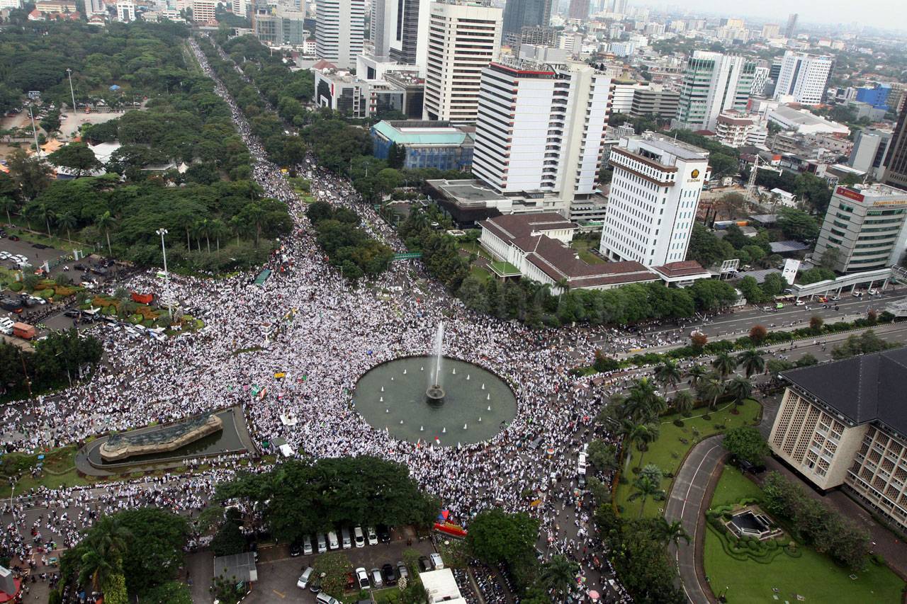 Puluhan Ribu Umat Muslim...