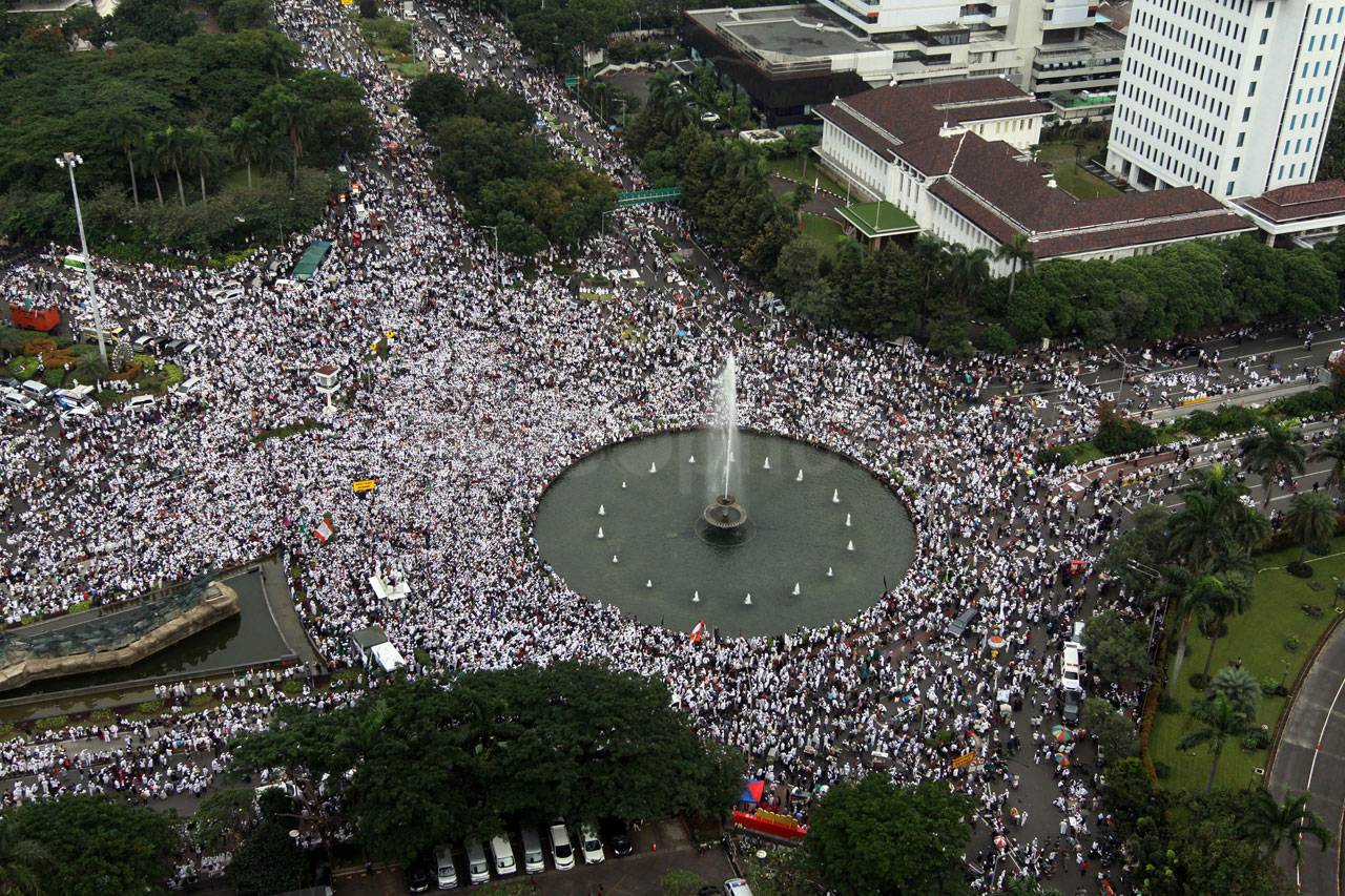 Puluhan Ribu Umat Muslim...