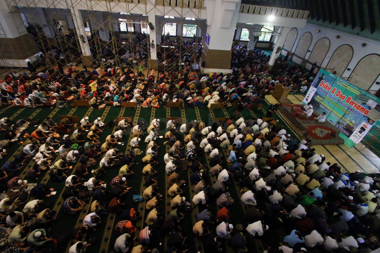 Ribuan Siswa Ikuti Dzikir...