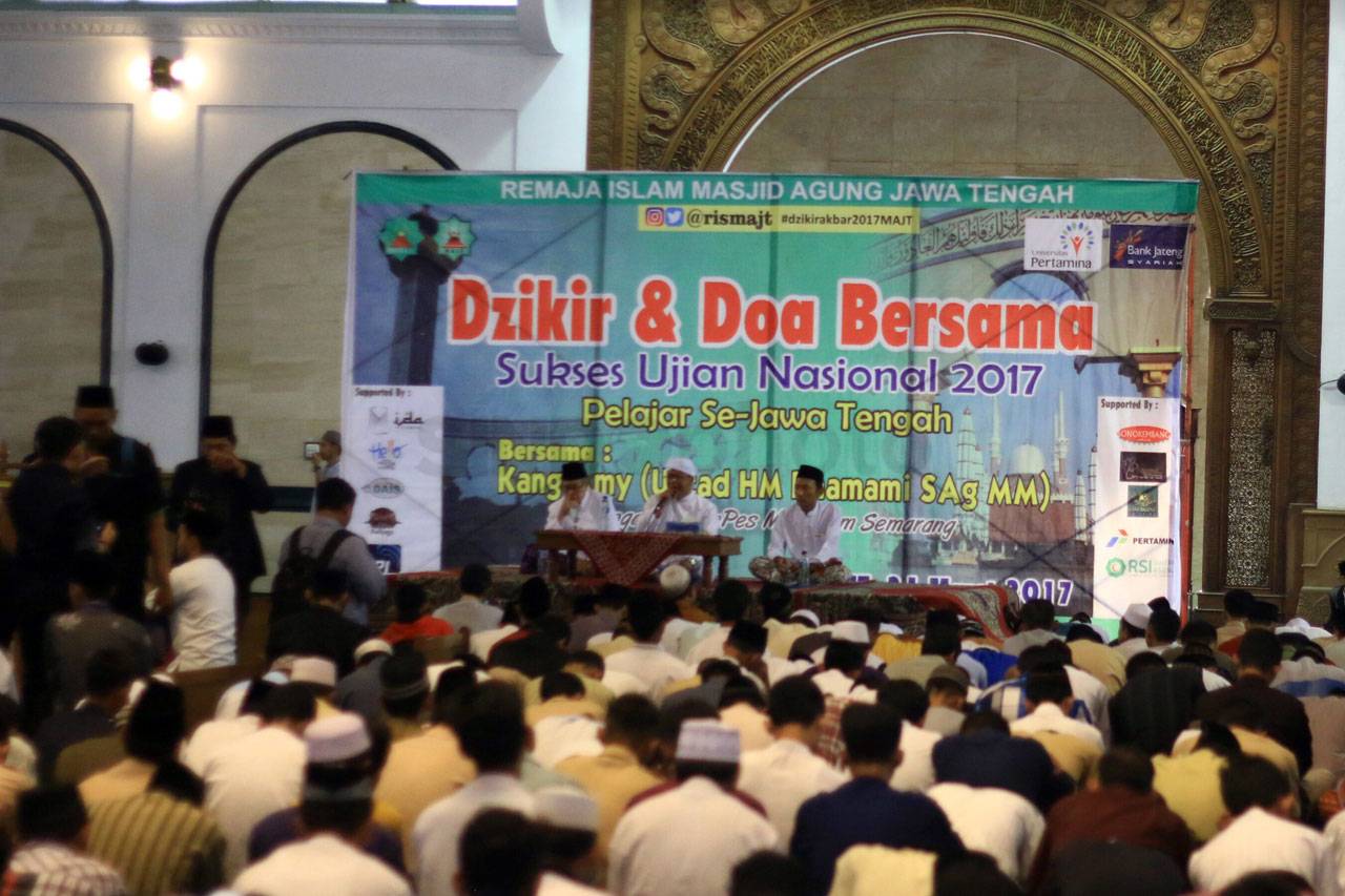 Ribuan Siswa Ikuti Dzikir...
