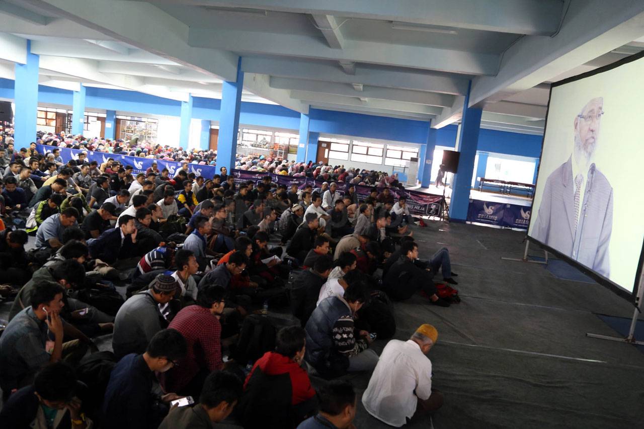 Ribuan Umat Muslim Ikuti...