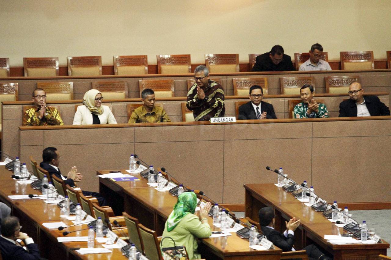 Paripurna DPR Tetapkan...