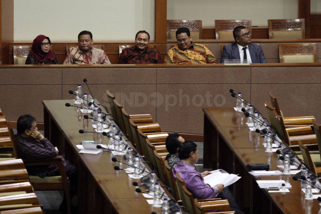 Paripurna DPR Tetapkan...