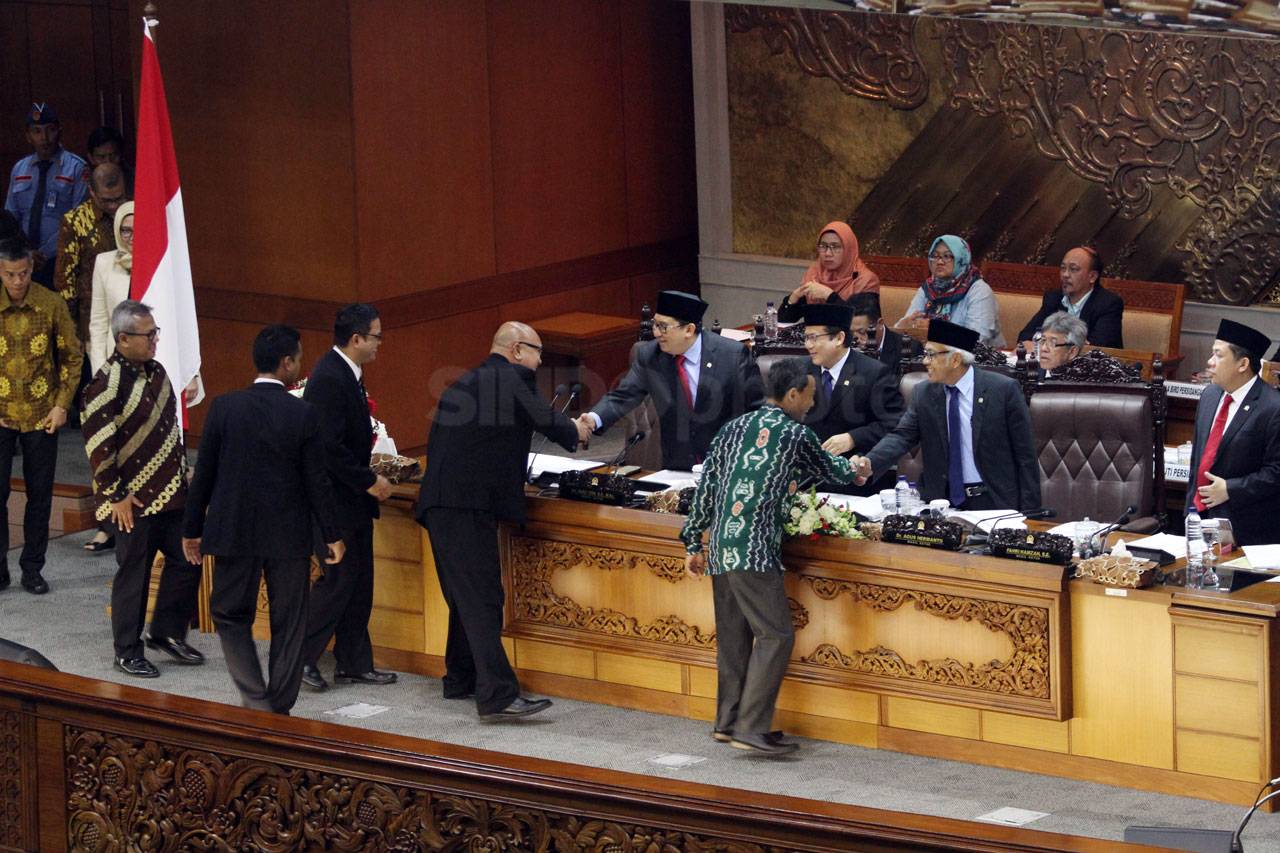 Paripurna DPR Tetapkan...