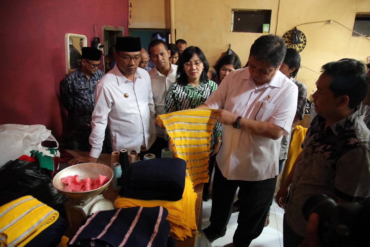 Menperin Tinjau Sentra...