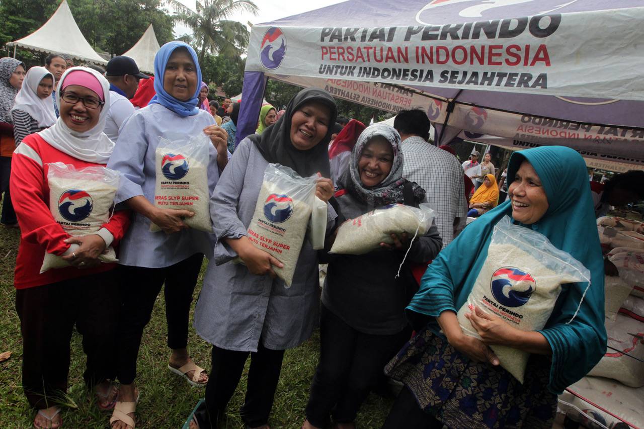 Warga Antusias Hadiri...