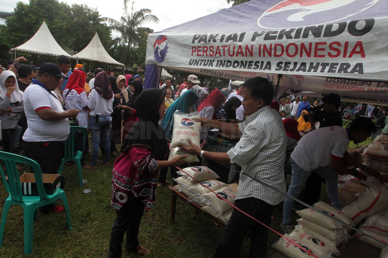 Warga Antusias Hadiri...