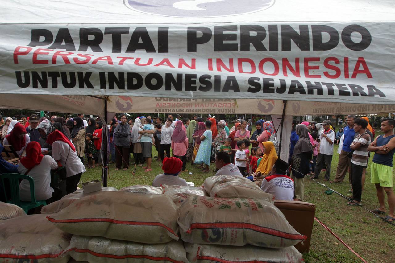 Warga Antusias Hadiri...