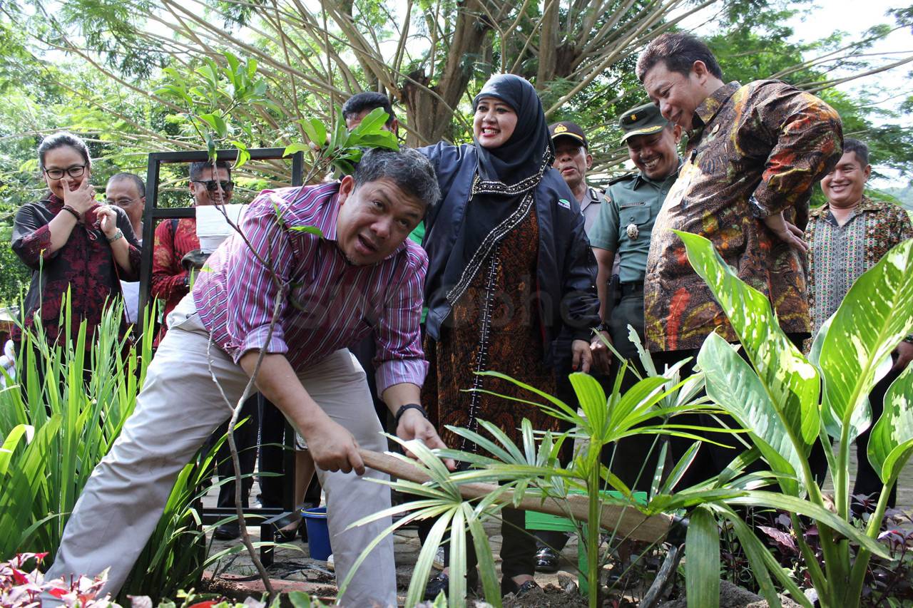 Fahri Hamzah Kunjungi...