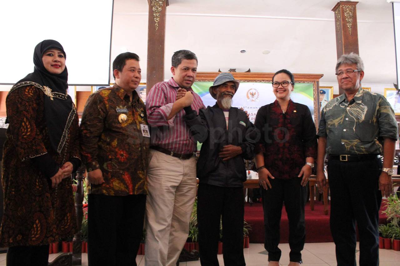 Fahri Hamzah Kunjungi...