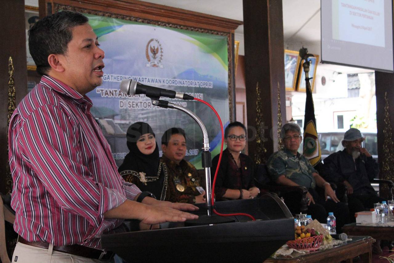 Fahri Hamzah Kunjungi...