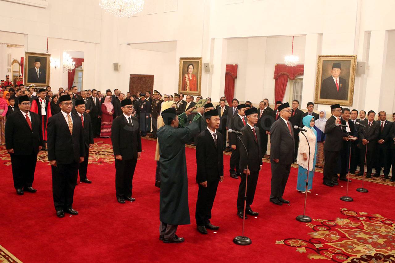 Presiden Jokowi Lantik...