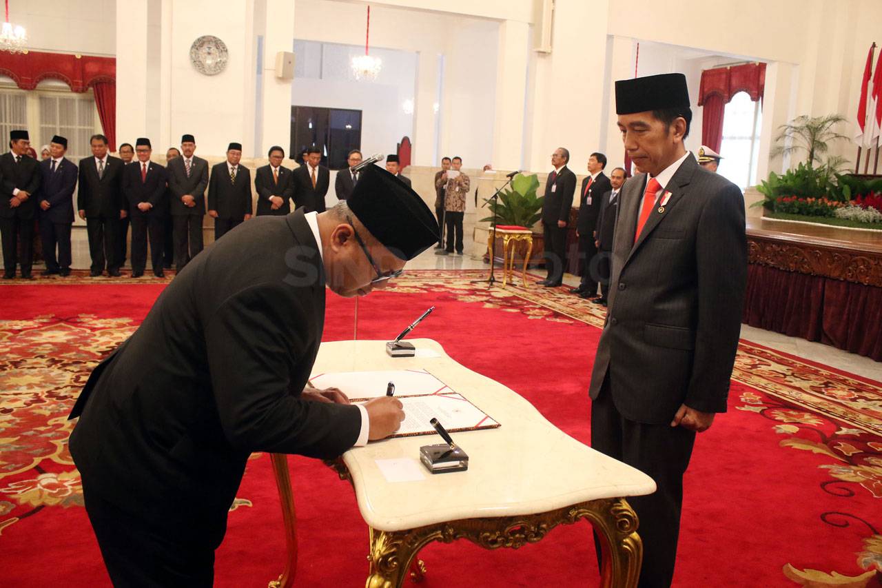 Presiden Jokowi Lantik...