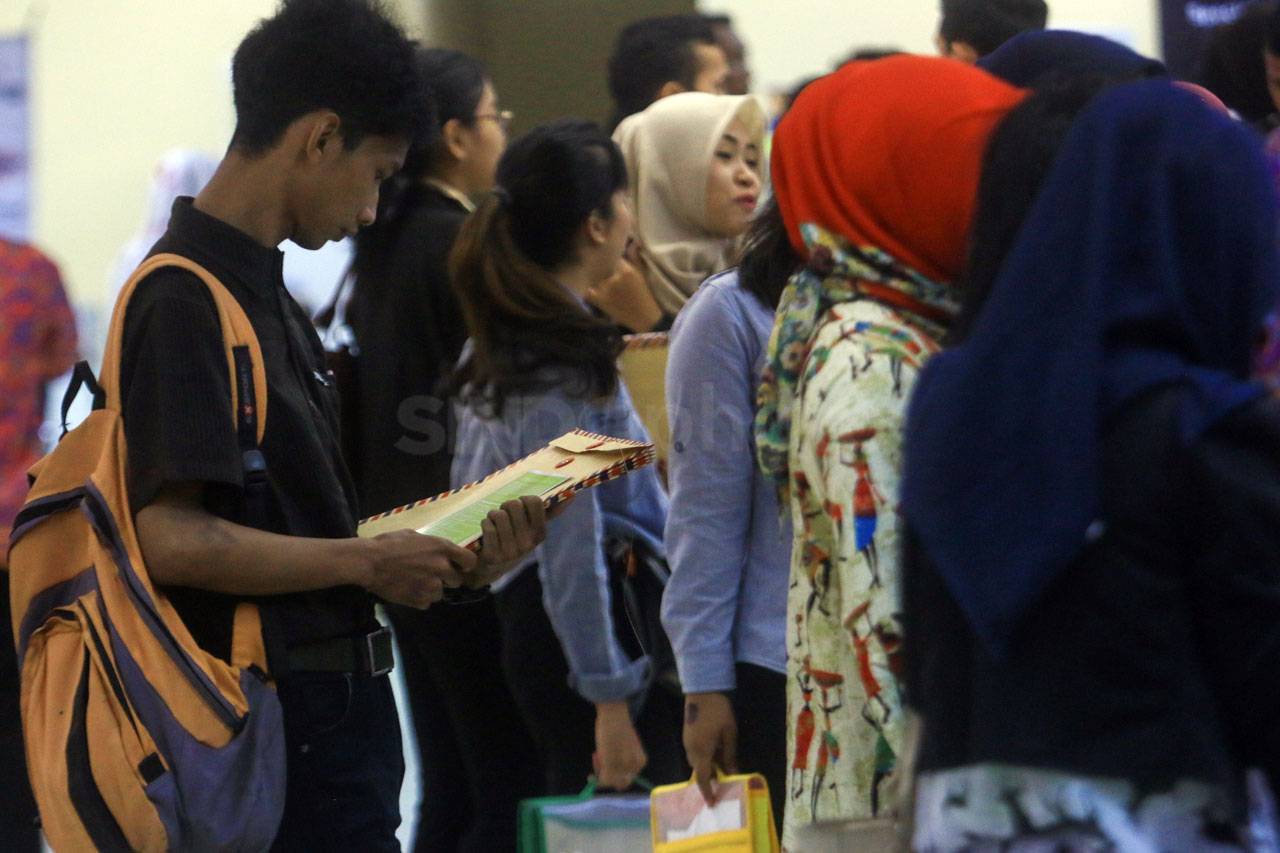Ribuan Pencari Kerja...